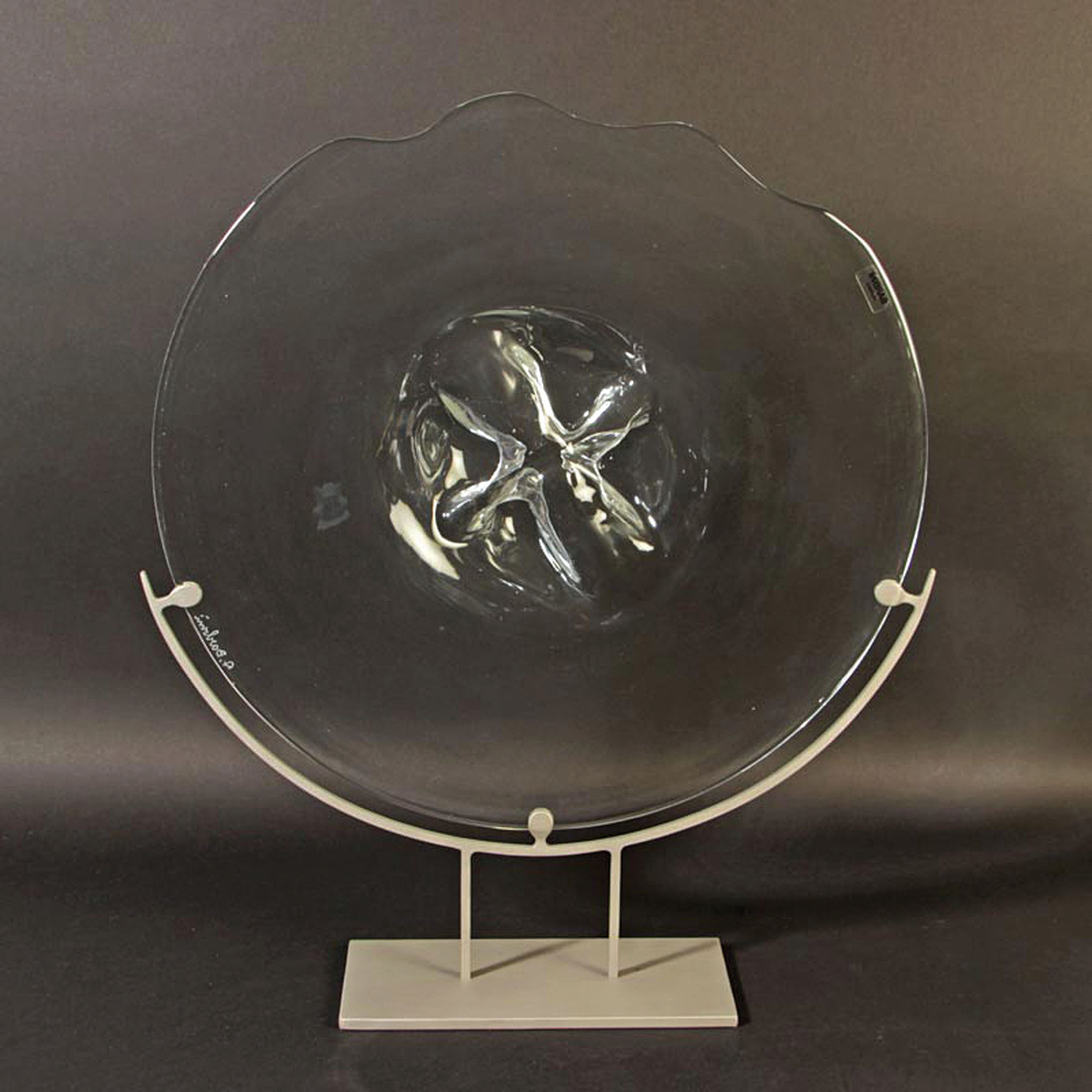 Detail d: Glasobjekt von Alfredo Barbini (1912-2007), Scheibenobjekt aus mundgeblasenem farblosem Glas, signiert, mit Metallständer, D. ca. 47cm, H. ca. 60cm