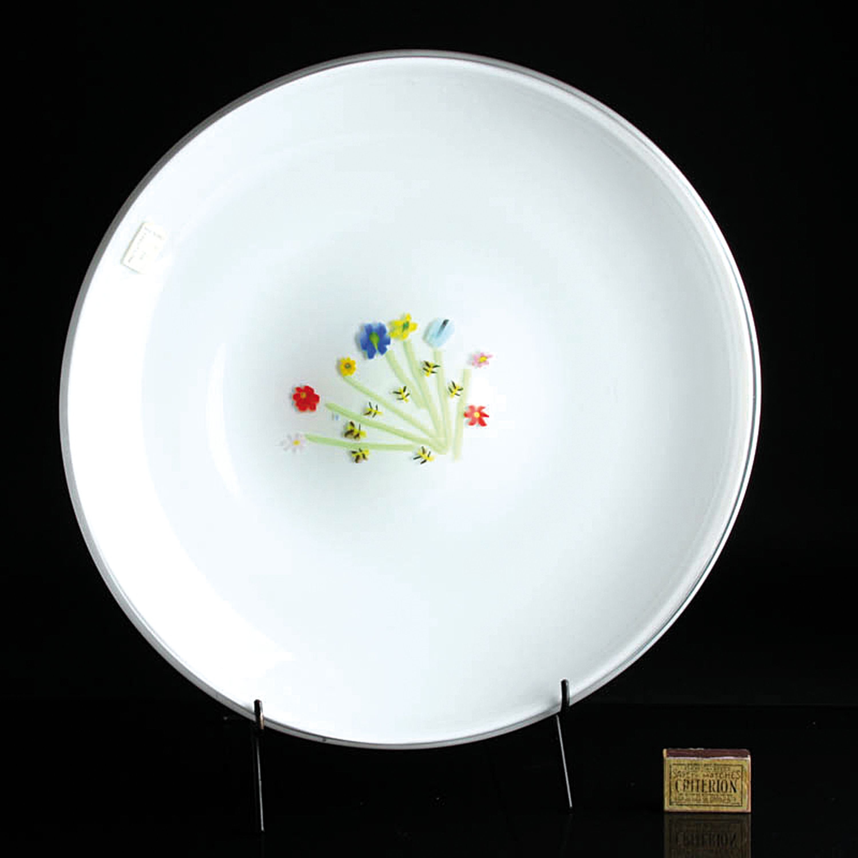 Große runde Schale, Cenedese Murano, mundgeblasenes farbloses Glas mit opak-weißem Überfang, mittig bunte Einschmelzungen in Form von Blumen, H. ...