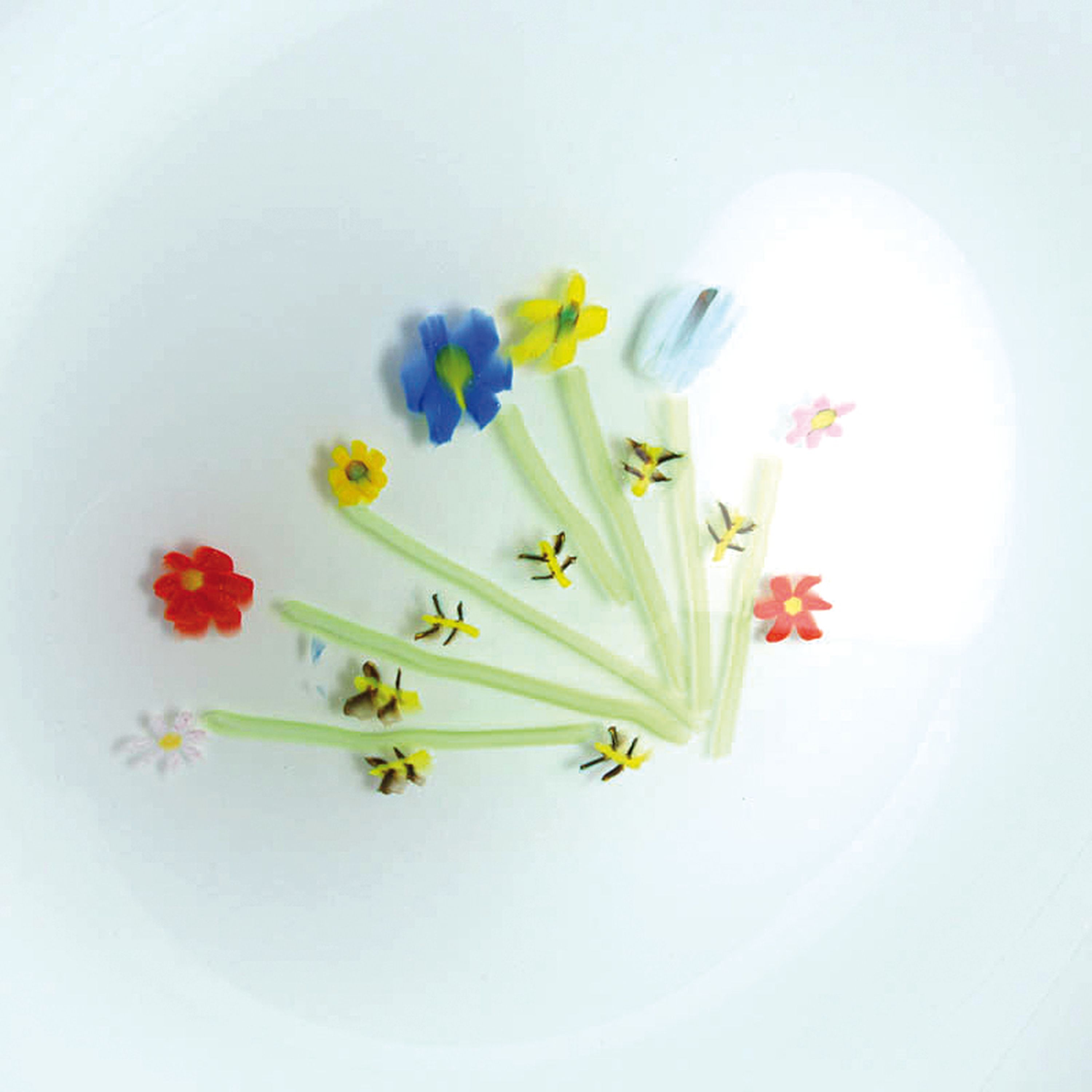 Detail a: Große runde Schale, Cenedese Murano, mundgeblasenes farbloses Glas mit opak-weißem Überfang, mittig bunte Einschmelzungen in Form von Blumen, H. ...