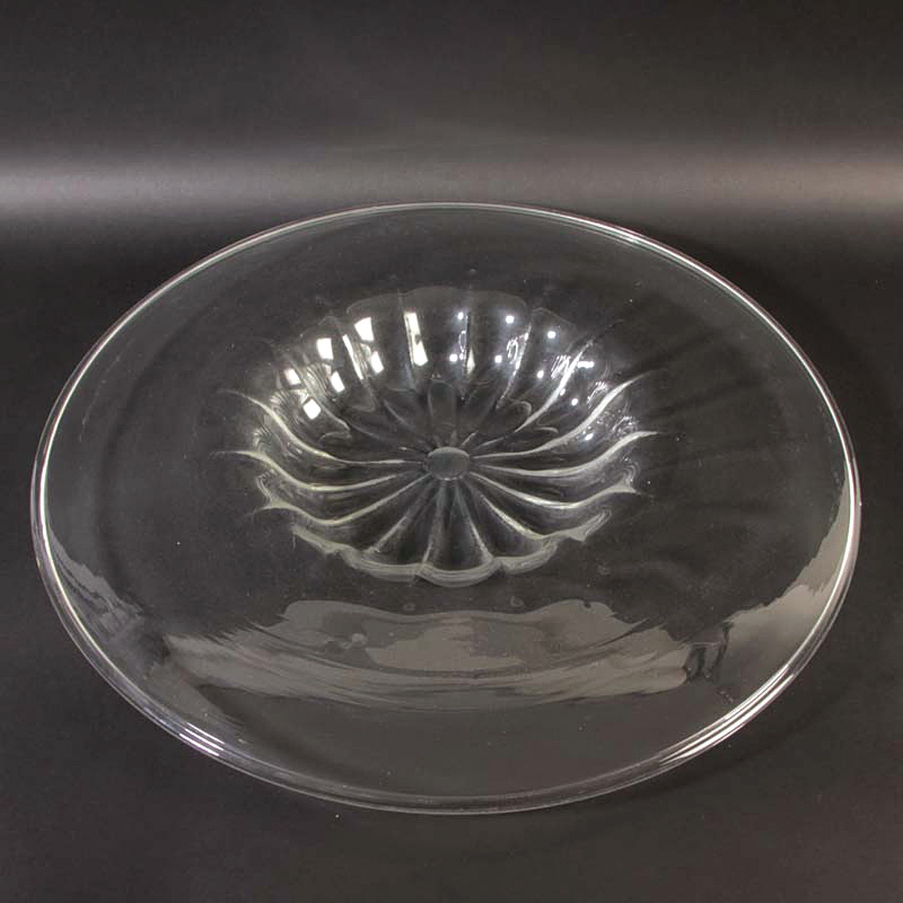 Detail a: Große runde Schale, Capellin Venini Murano, farbloses mundgeblasenes Glas, gem. Soffiato, gewölbter Rand, H. ca. 6cm, D. ca. 55cm