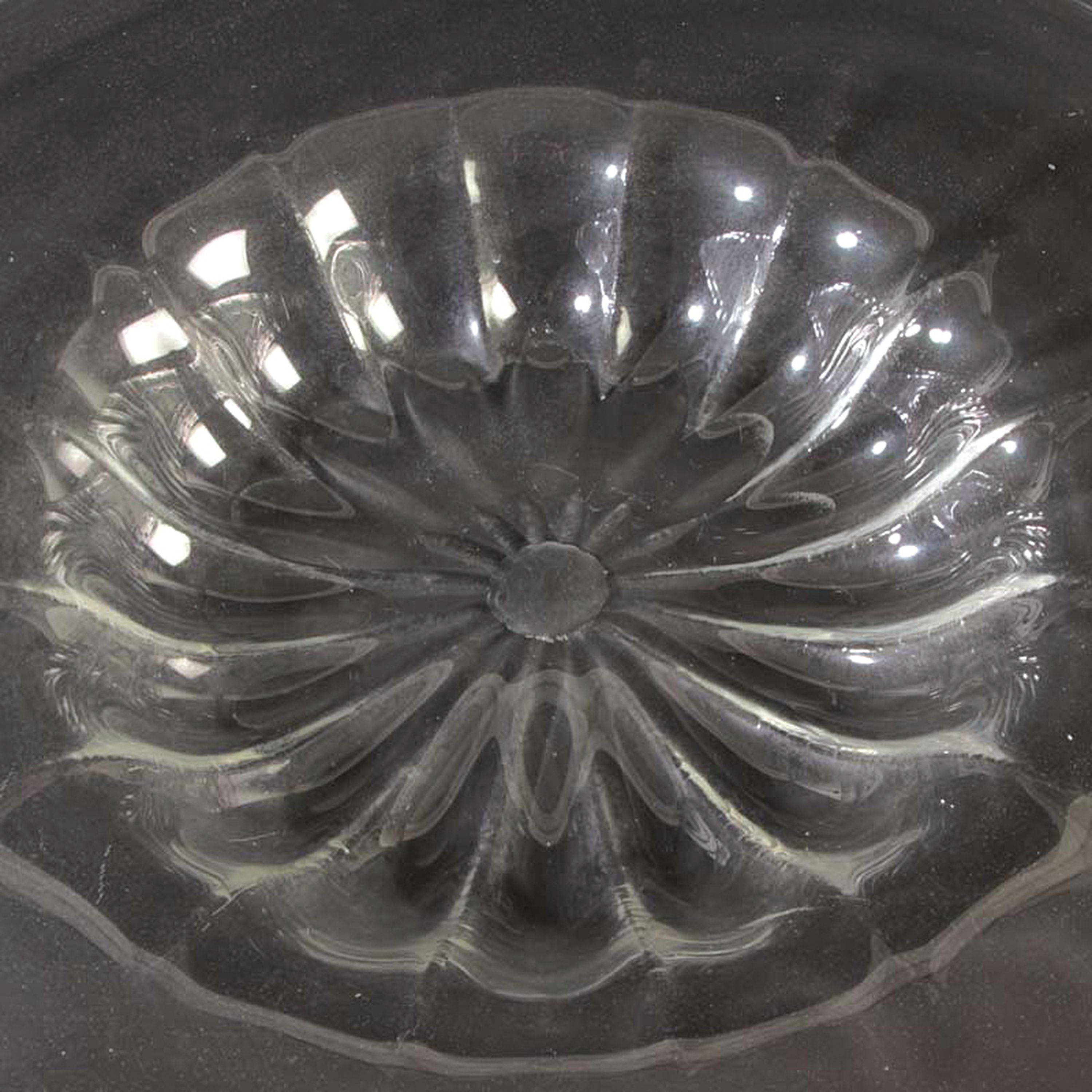 Detail b: Große runde Schale, Capellin Venini Murano, farbloses mundgeblasenes Glas, gem. Soffiato, gewölbter Rand, H. ca. 6cm, D. ca. 55cm
