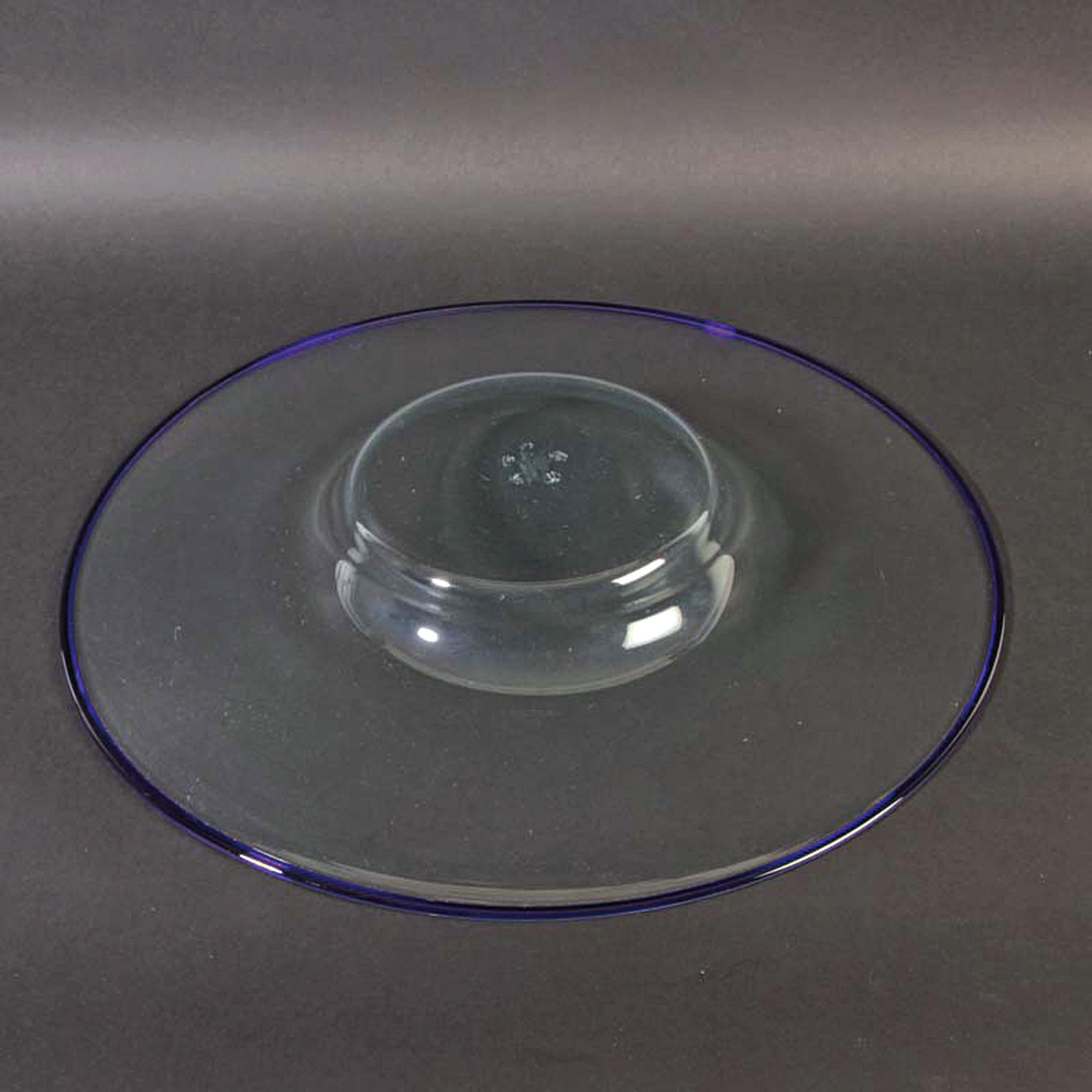 Detail b: Runde Schale, Venezia Murano gestempelt, mundgeblasenes farbloses Glas mit blauem Rand, H. ca. 5cm, D. ca. 41cm