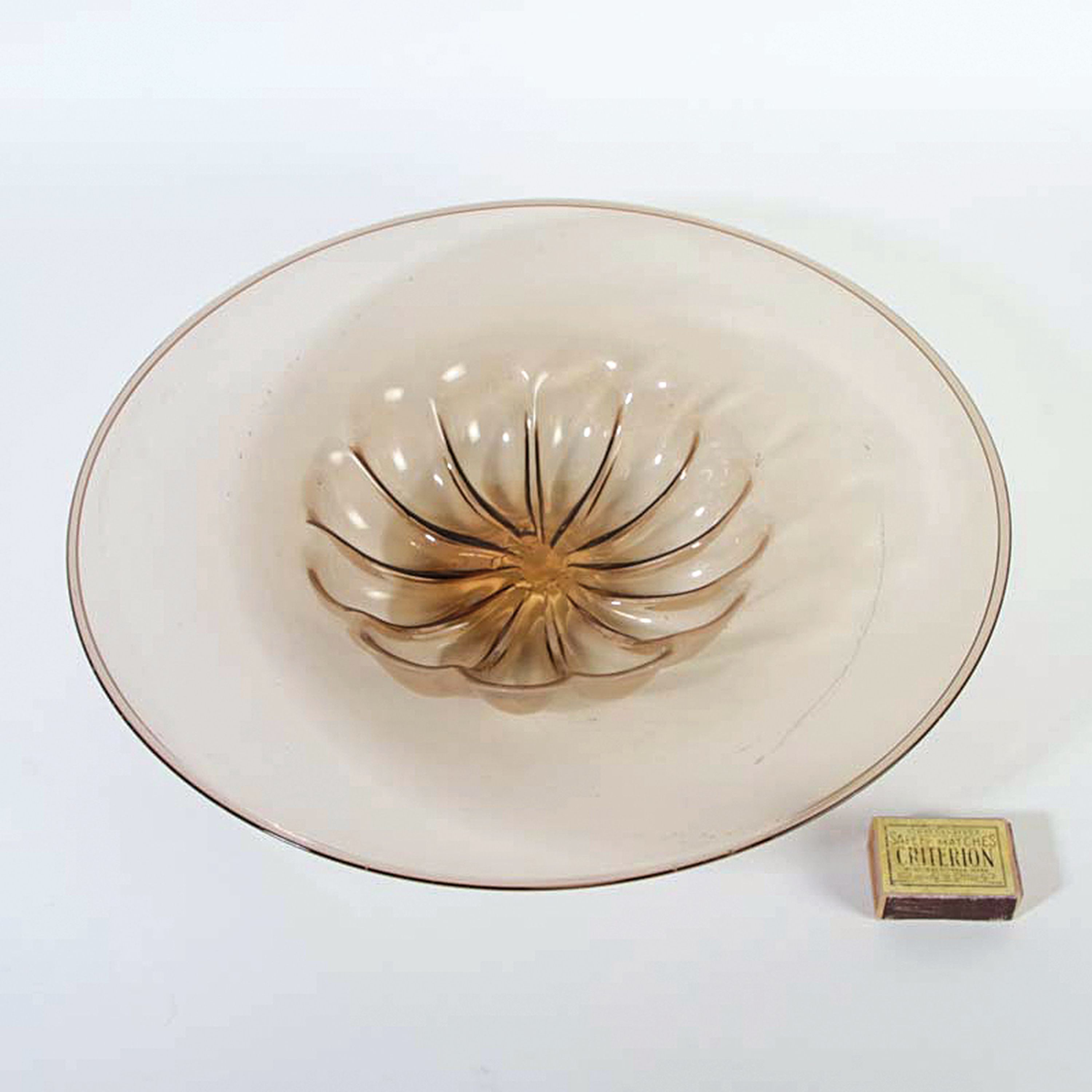 Detail a: Runde Schale, Cappellin Venini Murano, mundgeblasenes rosa-braunes Glas, sog. soffiato, H. ca. 7cm, D. ca. 42cm