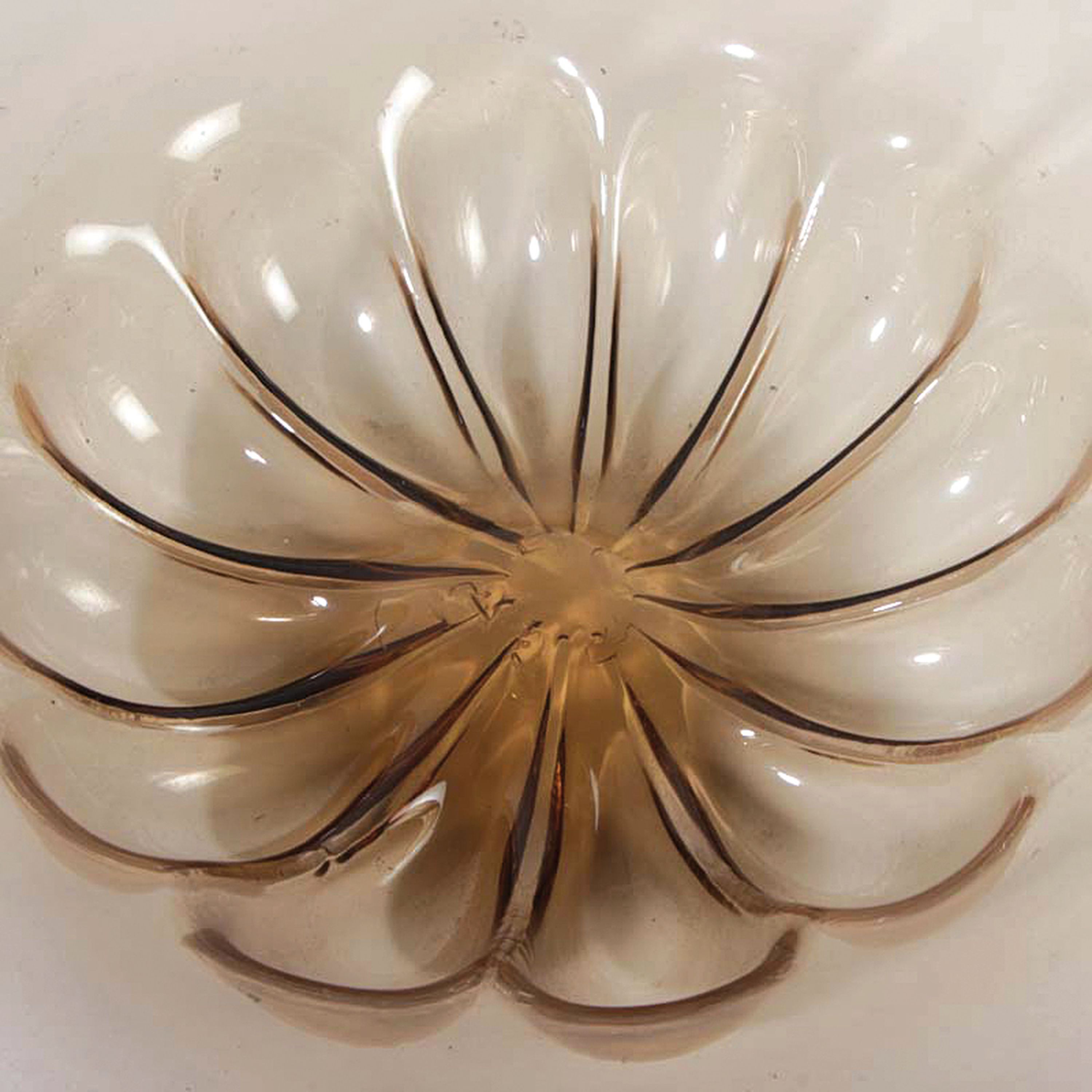 Detail b: Runde Schale, Cappellin Venini Murano, mundgeblasenes rosa-braunes Glas, sog. soffiato, H. ca. 7cm, D. ca. 42cm