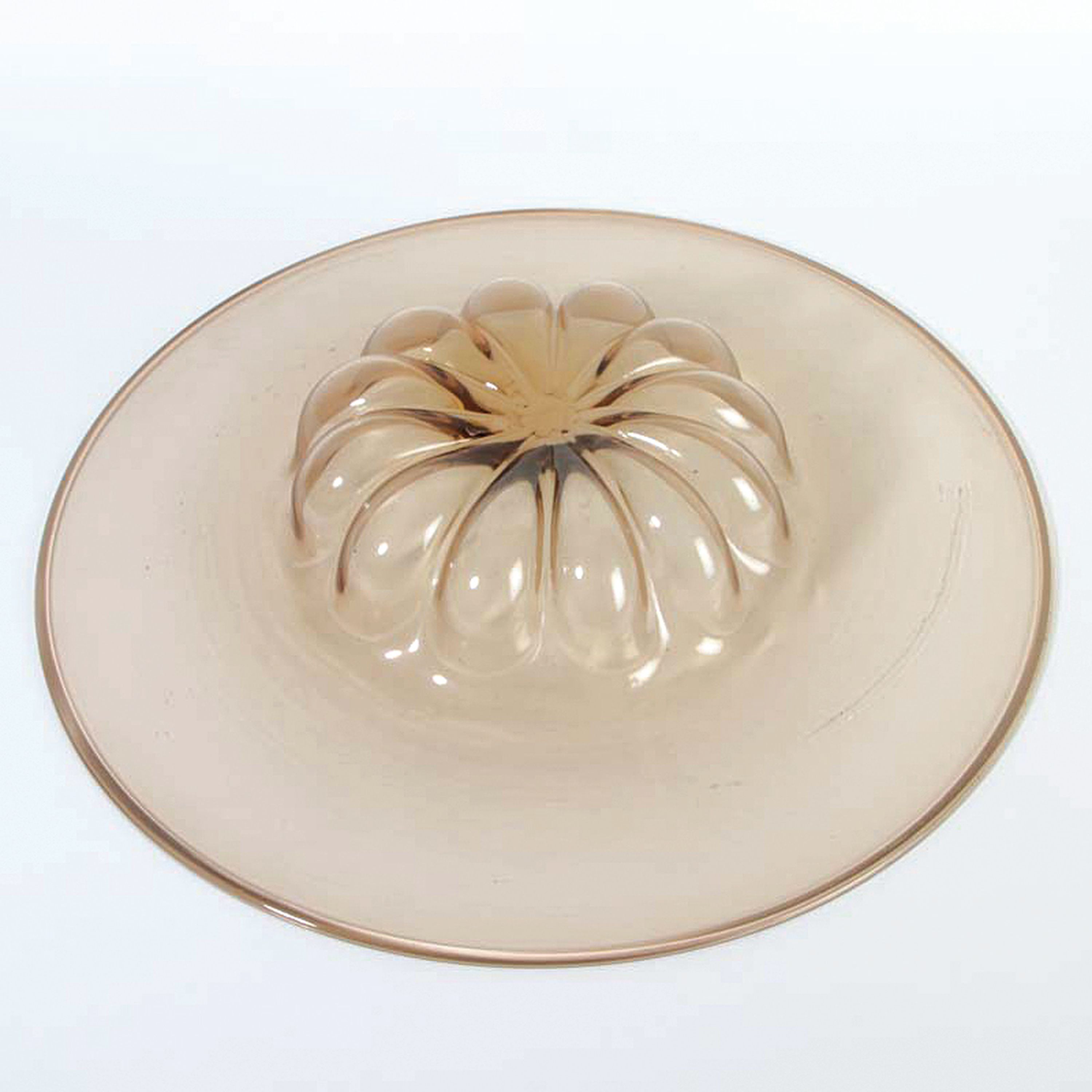 Detail c: Runde Schale, Cappellin Venini Murano, mundgeblasenes rosa-braunes Glas, sog. soffiato, H. ca. 7cm, D. ca. 42cm