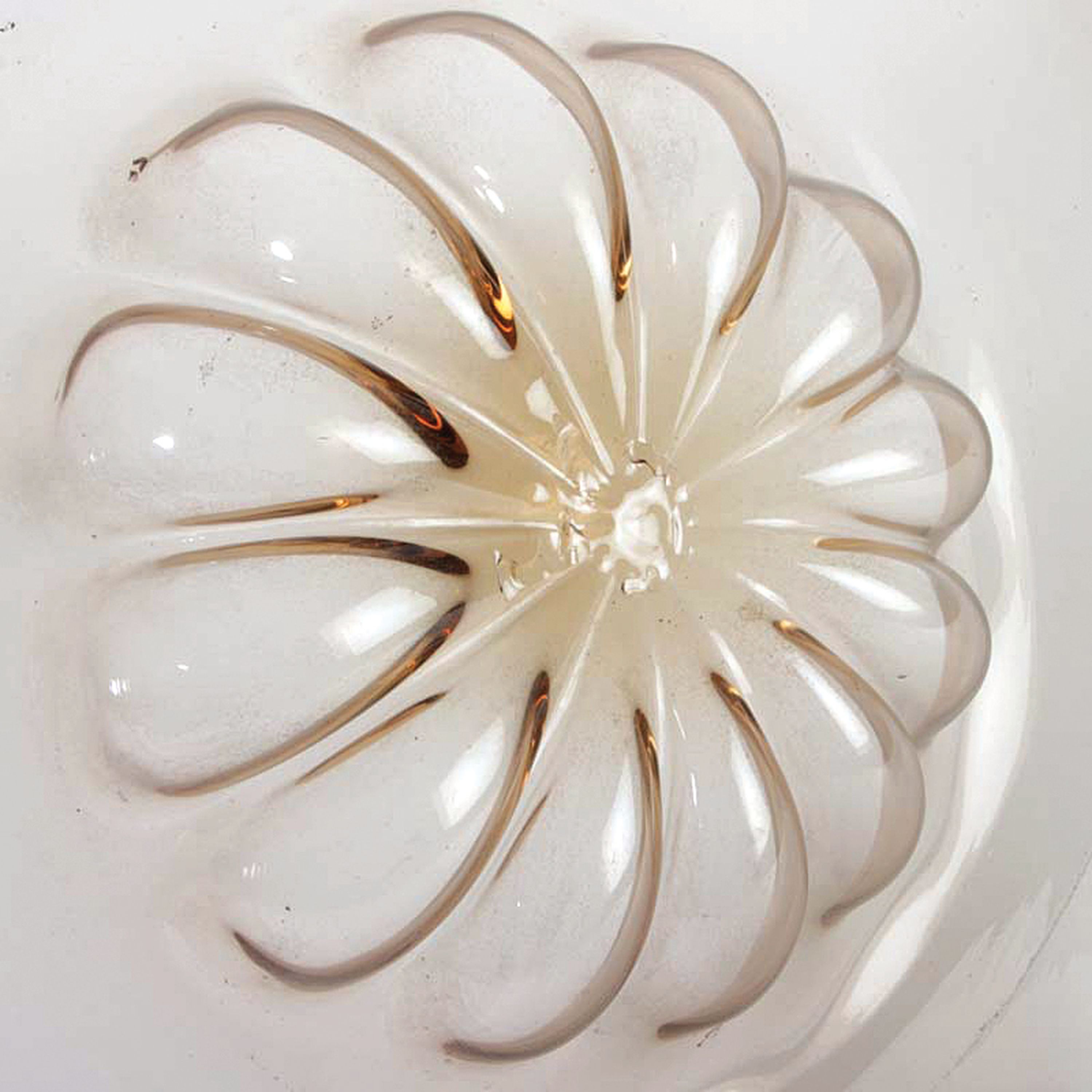 Detail d: Runde Schale, Cappellin Venini Murano, mundgeblasenes rosa-braunes Glas, sog. soffiato, H. ca. 7cm, D. ca. 42cm
