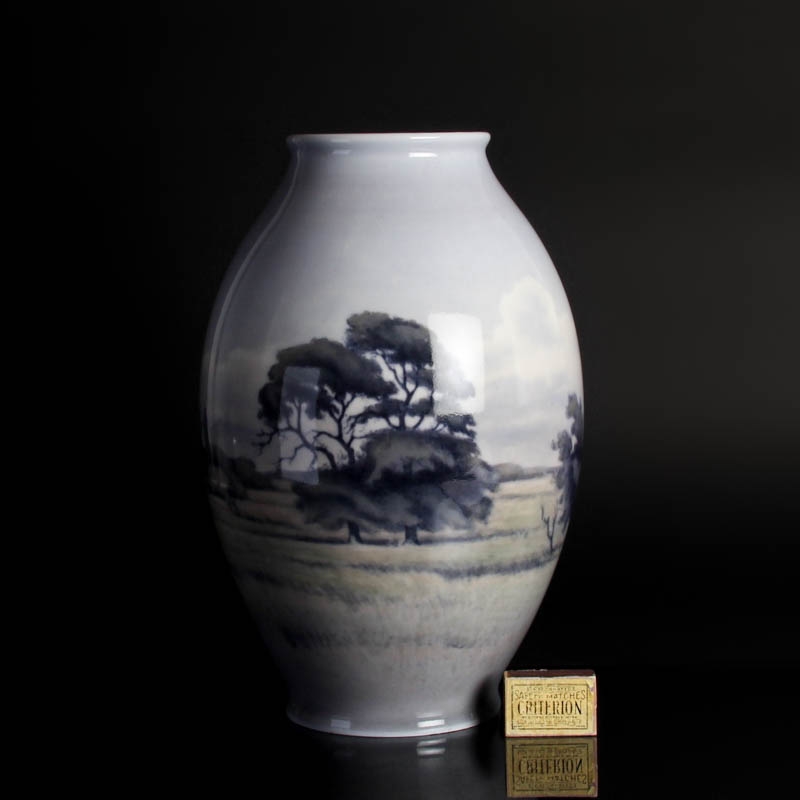 Detail b: Unikat Vase von Niels Munk Plum, Kgl. Kopenhagen, um 1925, Porzellan mit feiner Unterglasurmalerei, am Boden signiert und dat. H. ca. 37cm, min. Chip ...