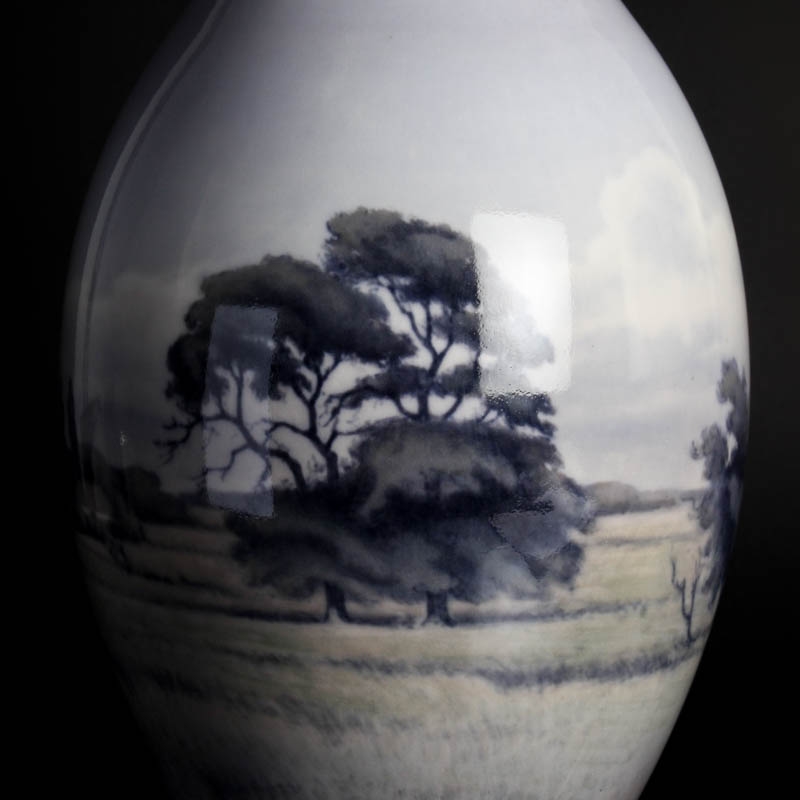 Detail c: Unikat Vase von Niels Munk Plum, Kgl. Kopenhagen, um 1925, Porzellan mit feiner Unterglasurmalerei, am Boden signiert und dat. H. ca. 37cm, min. Chip ...