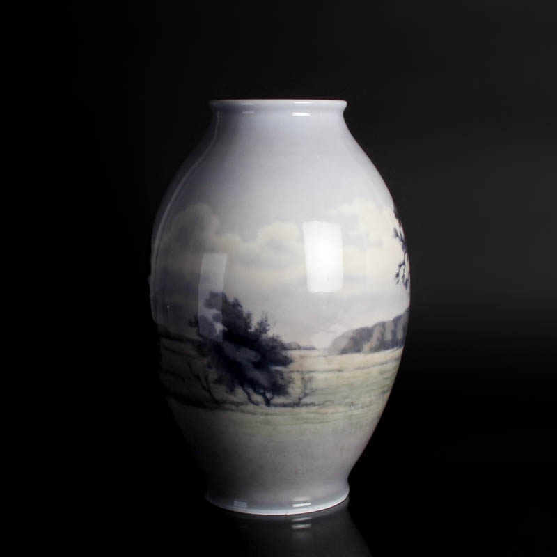 Detail d: Unikat Vase von Niels Munk Plum, Kgl. Kopenhagen, um 1925, Porzellan mit feiner Unterglasurmalerei, am Boden signiert und dat. H. ca. 37cm, min. Chip ...