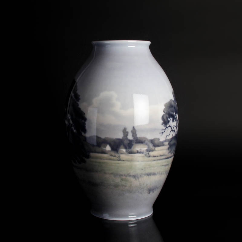 Detail f: Unikat Vase von Niels Munk Plum, Kgl. Kopenhagen, um 1925, Porzellan mit feiner Unterglasurmalerei, am Boden signiert und dat. H. ca. 37cm, min. Chip ...