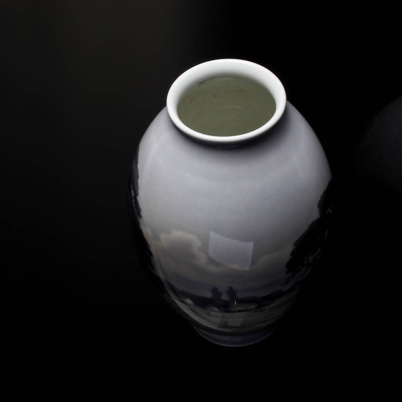 Detail g: Unikat Vase von Niels Munk Plum, Kgl. Kopenhagen, um 1925, Porzellan mit feiner Unterglasurmalerei, am Boden signiert und dat. H. ca. 37cm, min. Chip ...
