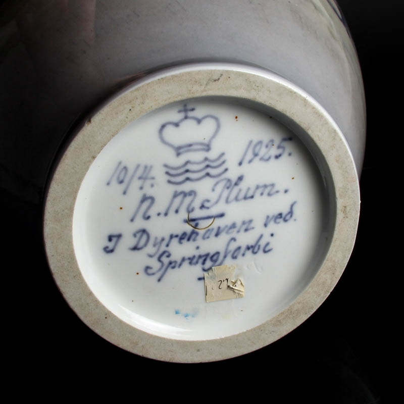 Detail h: Unikat Vase von Niels Munk Plum, Kgl. Kopenhagen, um 1925, Porzellan mit feiner Unterglasurmalerei, am Boden signiert und dat. H. ca. 37cm, min. Chip ...