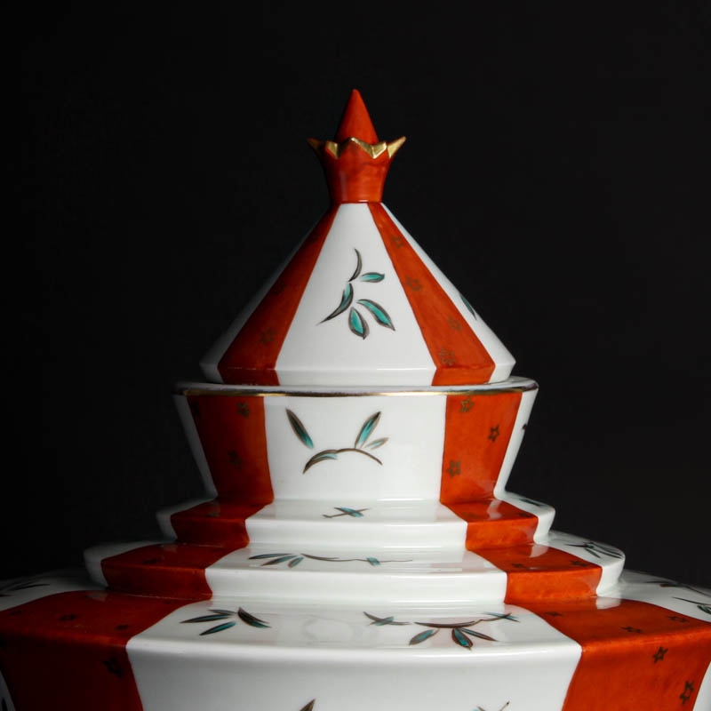 Detail a: Große Deckelvase, Aelteste Volkstedt, um 1930/35, Porzellan, polychrome Bemalung in Wiener Manier, mit Deckel, Bodenmarke, H. 42 cm