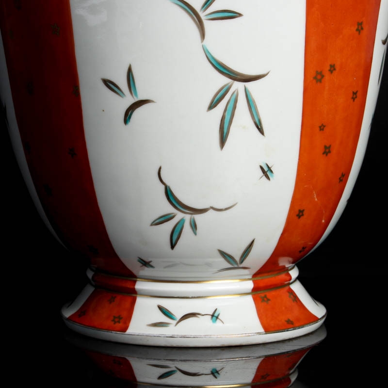Detail b: Große Deckelvase, Aelteste Volkstedt, um 1930/35, Porzellan, polychrome Bemalung in Wiener Manier, mit Deckel, Bodenmarke, H. 42 cm