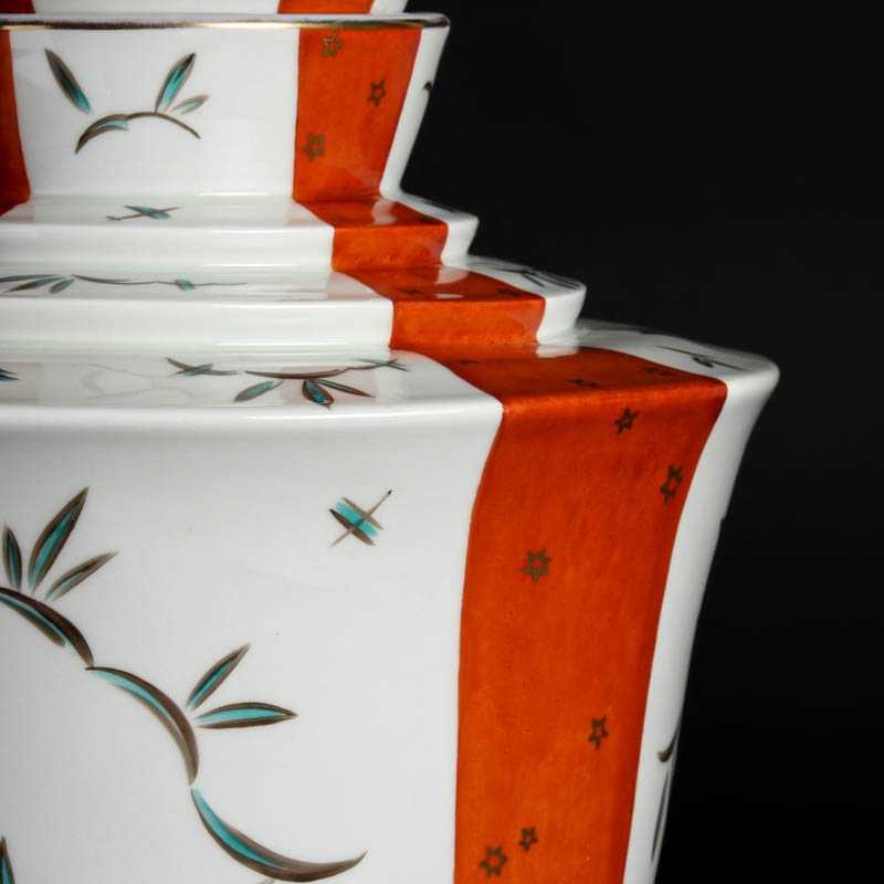 Detail c: Große Deckelvase, Aelteste Volkstedt, um 1930/35, Porzellan, polychrome Bemalung in Wiener Manier, mit Deckel, Bodenmarke, H. 42 cm