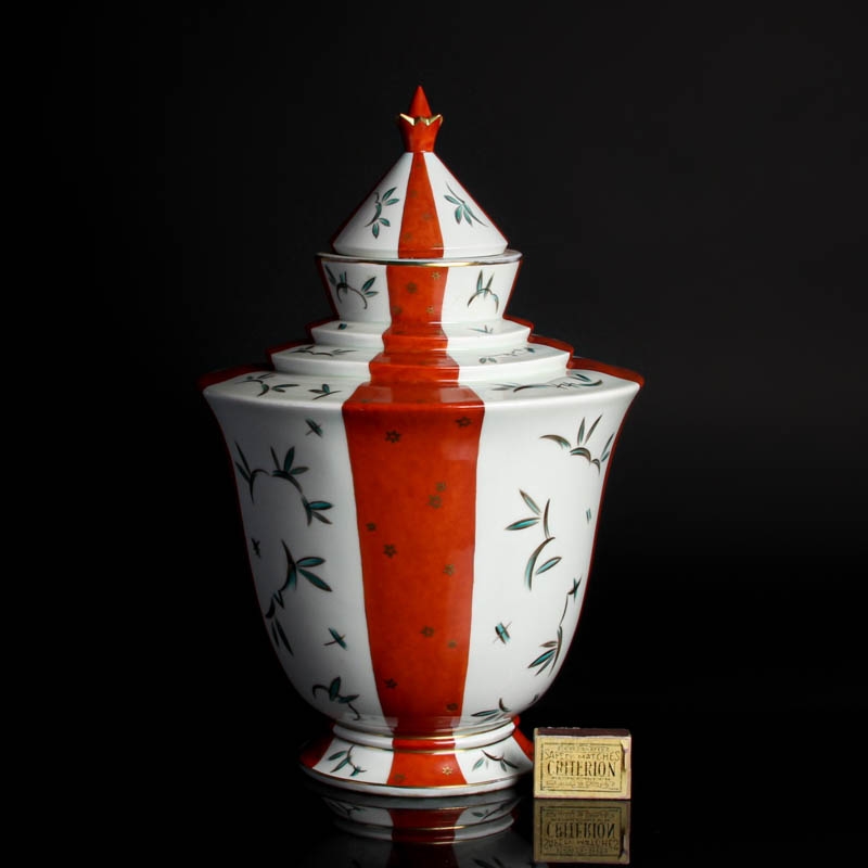 Detail d: Große Deckelvase, Aelteste Volkstedt, um 1930/35, Porzellan, polychrome Bemalung in Wiener Manier, mit Deckel, Bodenmarke, H. 42 cm