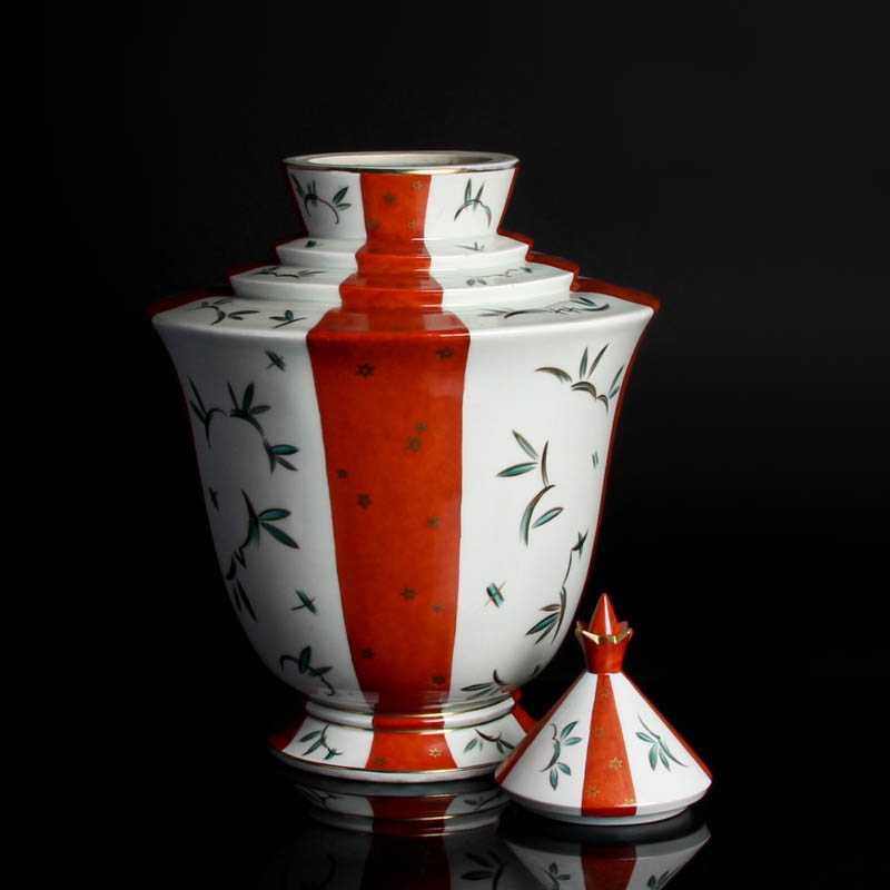 Detail e: Große Deckelvase, Aelteste Volkstedt, um 1930/35, Porzellan, polychrome Bemalung in Wiener Manier, mit Deckel, Bodenmarke, H. 42 cm