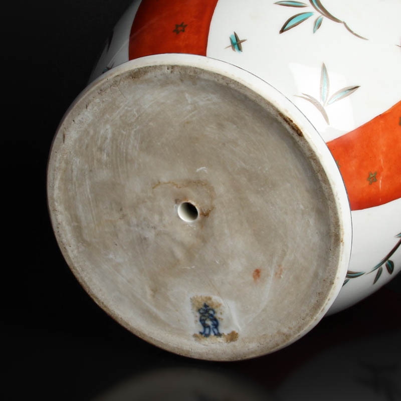 Detail g: Große Deckelvase, Aelteste Volkstedt, um 1930/35, Porzellan, polychrome Bemalung in Wiener Manier, mit Deckel, Bodenmarke, H. 42 cm