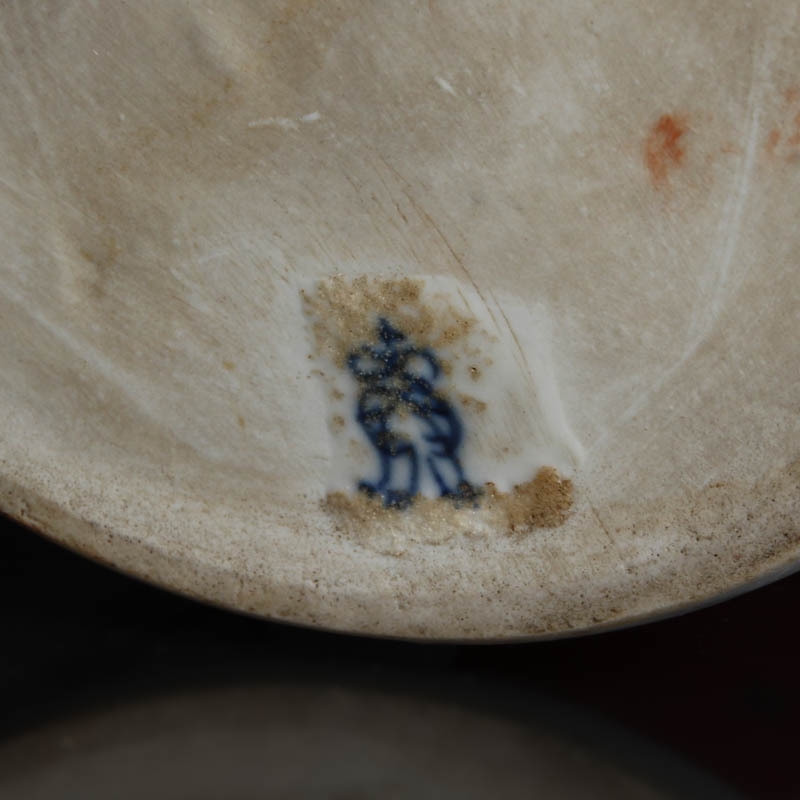 Detail h: Große Deckelvase, Aelteste Volkstedt, um 1930/35, Porzellan, polychrome Bemalung in Wiener Manier, mit Deckel, Bodenmarke, H. 42 cm