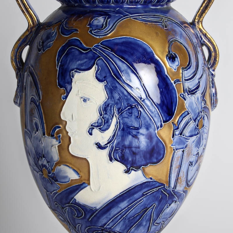 Detail a: Jugendstilvase, Thomas Forester & Sons England, um 1900, Steingut, Stegrelief blau und golden gefaßt, Profilporträt einer jungen Frau H. ca. 44cm, ...