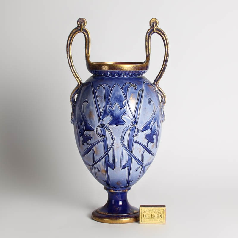 Detail b: Jugendstilvase, Thomas Forester & Sons England, um 1900, Steingut, Stegrelief blau und golden gefaßt, Profilporträt einer jungen Frau H. ca. 44cm, ...
