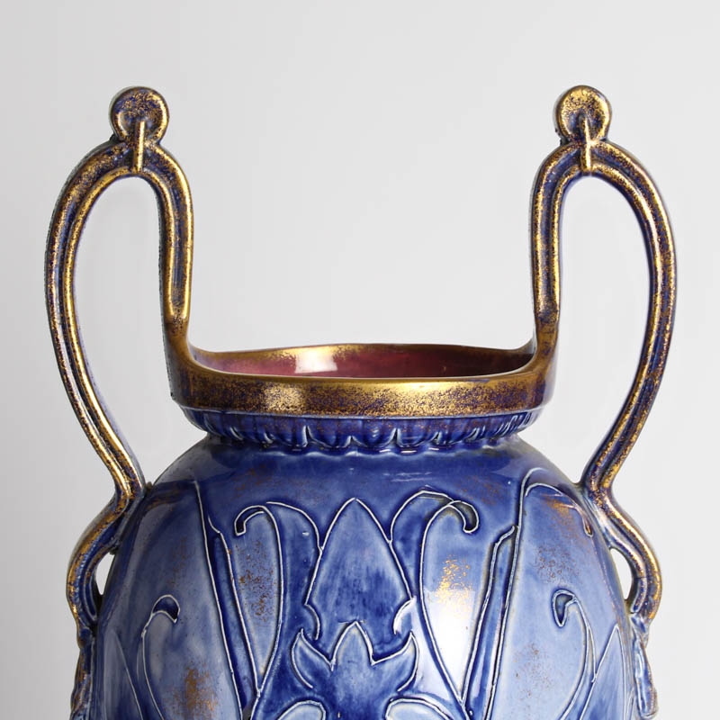Detail c: Jugendstilvase, Thomas Forester & Sons England, um 1900, Steingut, Stegrelief blau und golden gefaßt, Profilporträt einer jungen Frau H. ca. 44cm, ...