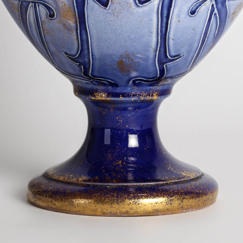 Detail d: Jugendstilvase, Thomas Forester & Sons England, um 1900, Steingut, Stegrelief blau und golden gefaßt, Profilporträt einer jungen Frau H. ca. 44cm, ...