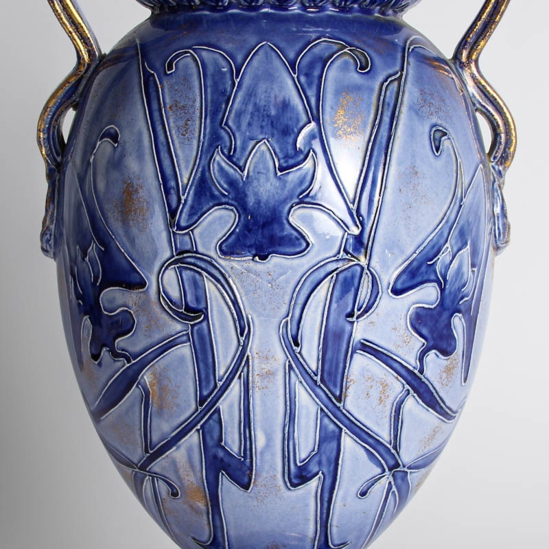 Detail e: Jugendstilvase, Thomas Forester & Sons England, um 1900, Steingut, Stegrelief blau und golden gefaßt, Profilporträt einer jungen Frau H. ca. 44cm, ...