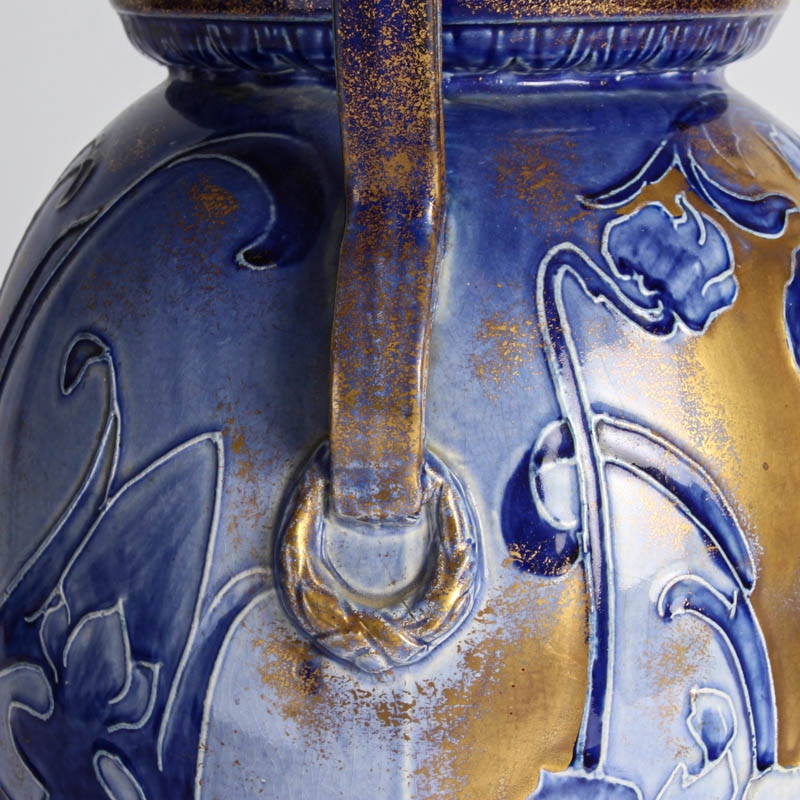 Detail f: Jugendstilvase, Thomas Forester & Sons England, um 1900, Steingut, Stegrelief blau und golden gefaßt, Profilporträt einer jungen Frau H. ca. 44cm, ...