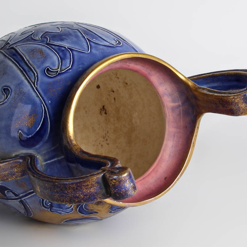 Detail g: Jugendstilvase, Thomas Forester & Sons England, um 1900, Steingut, Stegrelief blau und golden gefaßt, Profilporträt einer jungen Frau H. ca. 44cm, ...