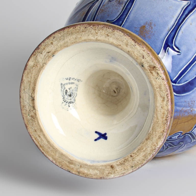 Detail h: Jugendstilvase, Thomas Forester & Sons England, um 1900, Steingut, Stegrelief blau und golden gefaßt, Profilporträt einer jungen Frau H. ca. 44cm, ...