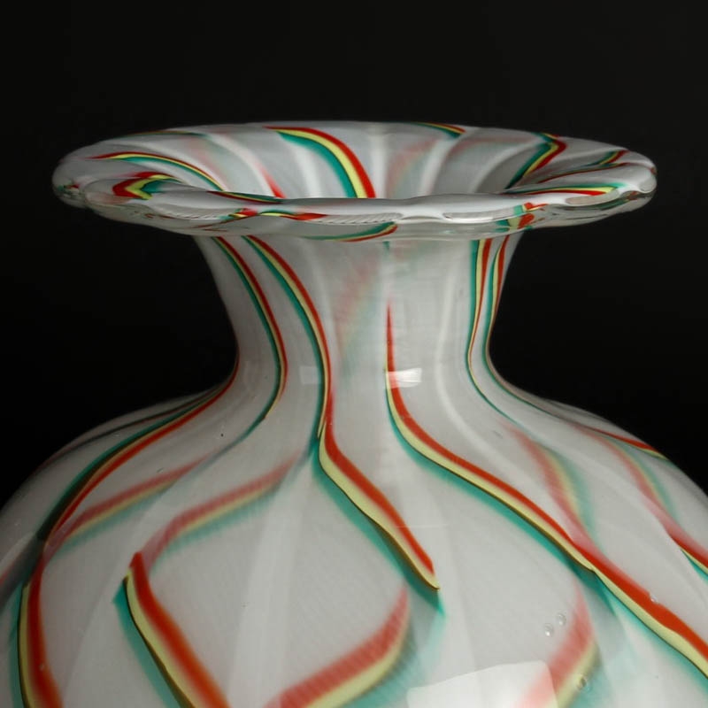 Detail a: Ziervase aus der Serie "Calabash", James Carpenter für Venini, farbloses Glas, milchweisse und mehrfarbige Einschmelzungen, H. 20 cm