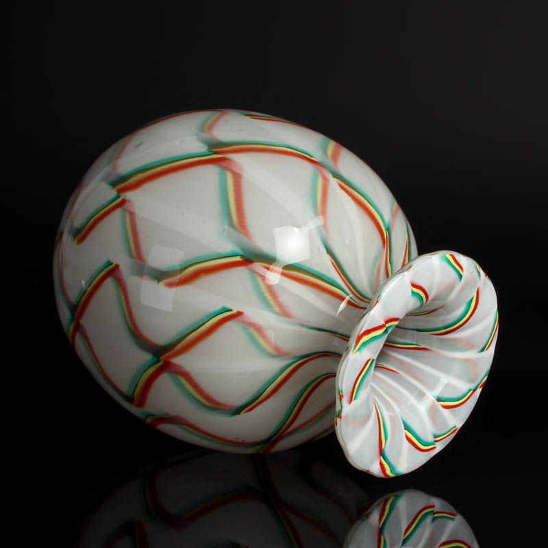 Detail c: Ziervase aus der Serie "Calabash", James Carpenter für Venini, farbloses Glas, milchweisse und mehrfarbige Einschmelzungen, H. 20 cm