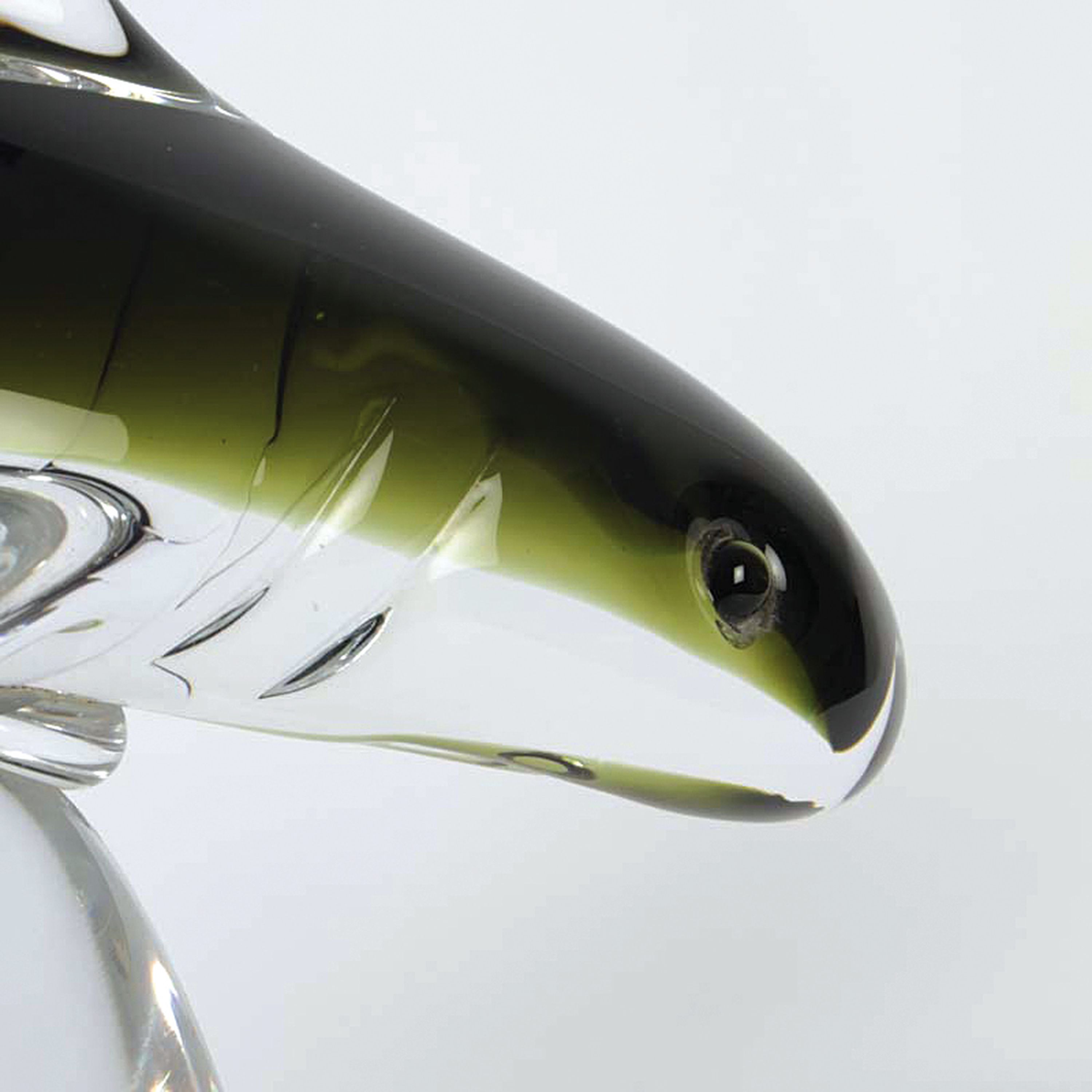 Detail d: Große Skulptur, Antoni da Ros für Cenedese Murano, Hai auf Welle, mundgeblasen, farbloses Glas mit grünem Innenüberfang, H. ca. 46cm, L.ca. 56cm
