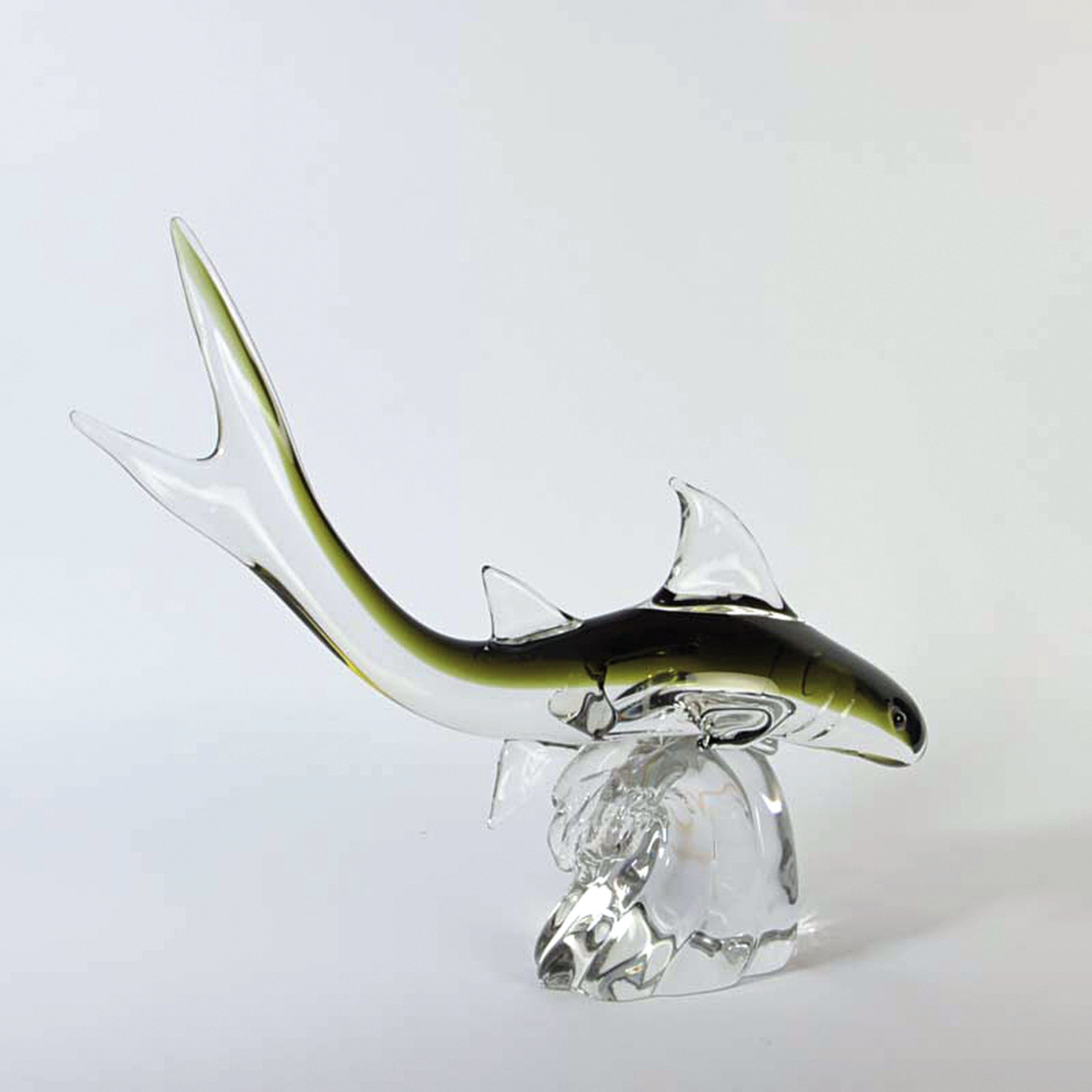 Detail e: Große Skulptur, Antoni da Ros für Cenedese Murano, Hai auf Welle, mundgeblasen, farbloses Glas mit grünem Innenüberfang, H. ca. 46cm, L.ca. 56cm