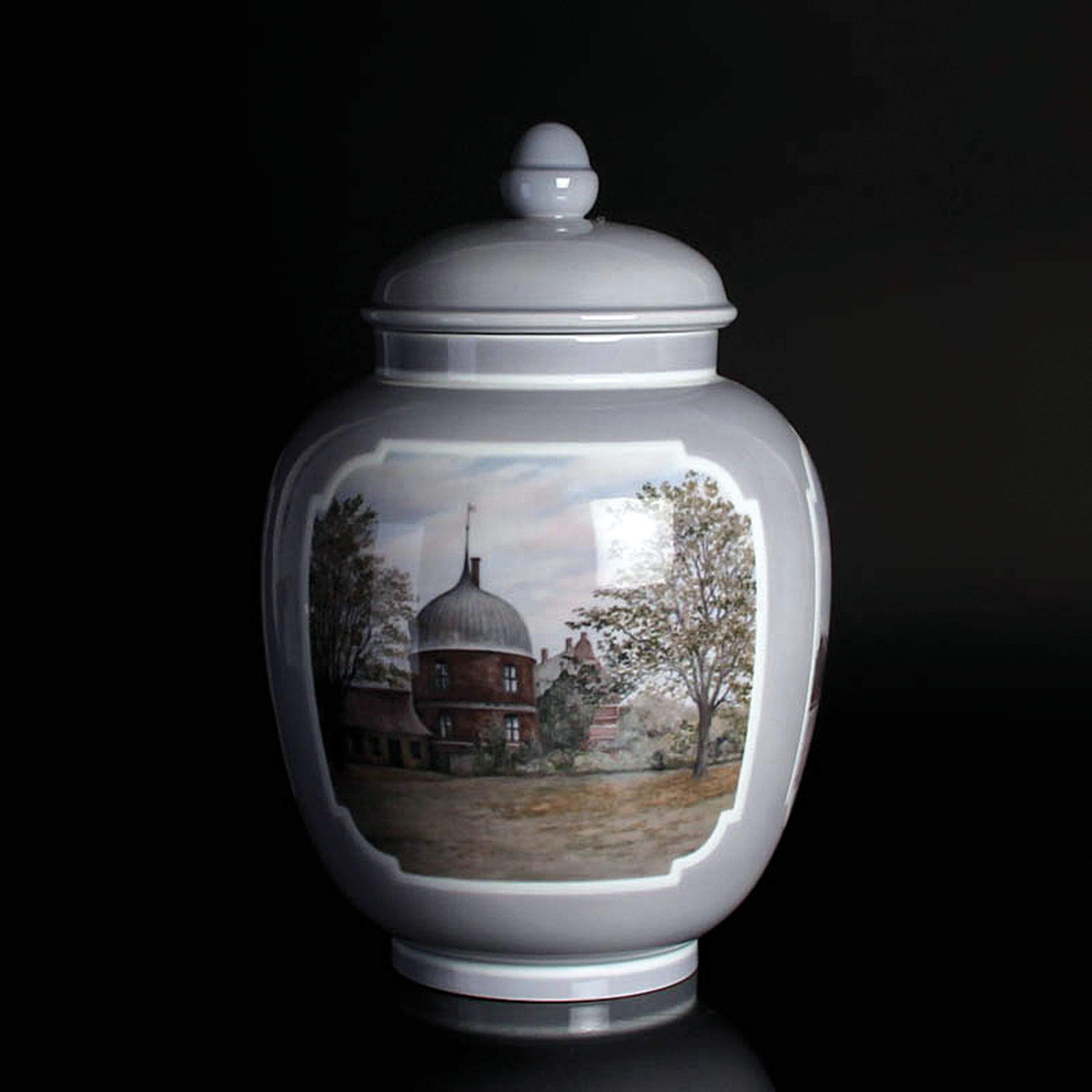 Deckelvase, Bing & Grondahl, bemalt von Sophus Jensen, in Kartuschen drei Ansichten aus Kopenhagen, am Boden bezeichnet und sign., H. ca. 41cm