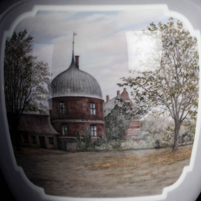 Detail a: Deckelvase, Bing & Grondahl, bemalt von Sophus Jensen, in Kartuschen drei Ansichten aus Kopenhagen, am Boden bezeichnet und sign., H. ca. 41cm