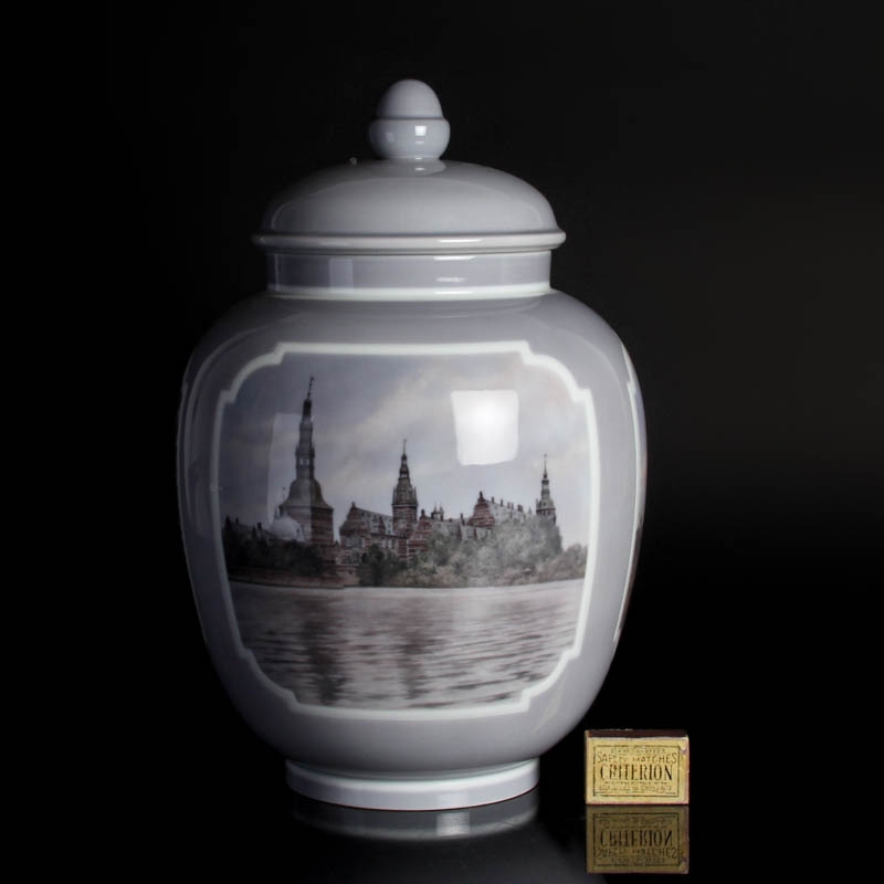 Detail b: Deckelvase, Bing & Grondahl, bemalt von Sophus Jensen, in Kartuschen drei Ansichten aus Kopenhagen, am Boden bezeichnet und sign., H. ca. 41cm