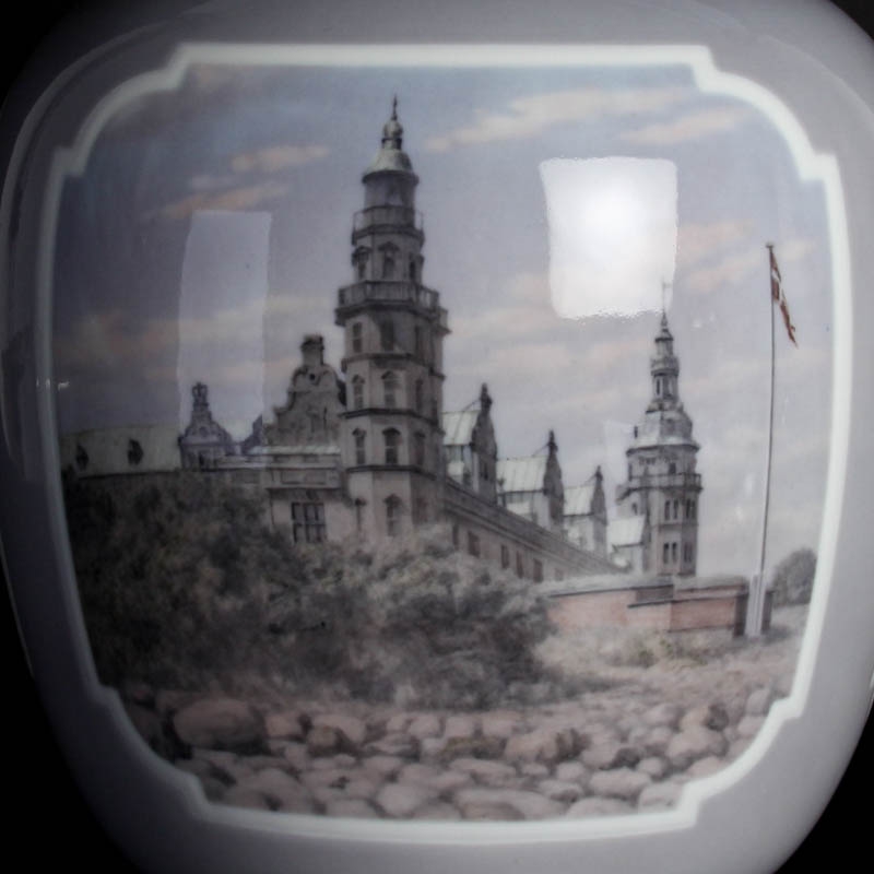 Detail e: Deckelvase, Bing & Grondahl, bemalt von Sophus Jensen, in Kartuschen drei Ansichten aus Kopenhagen, am Boden bezeichnet und sign., H. ca. 41cm