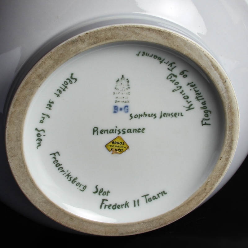 Detail g: Deckelvase, Bing & Grondahl, bemalt von Sophus Jensen, in Kartuschen drei Ansichten aus Kopenhagen, am Boden bezeichnet und sign., H. ca. 41cm