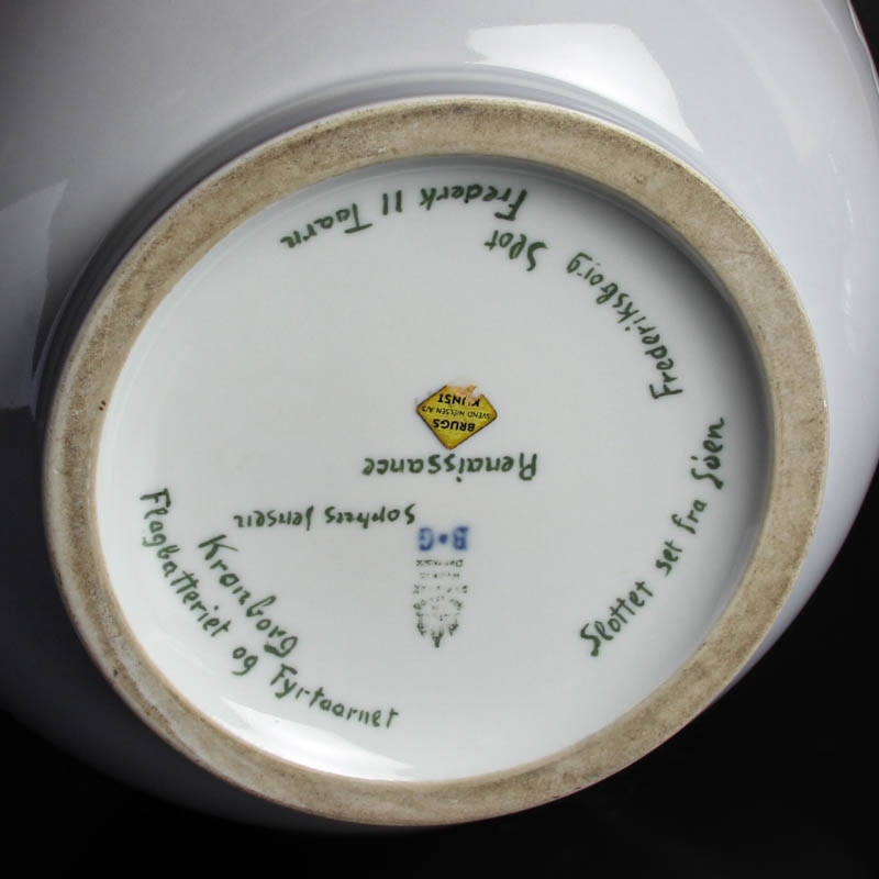 Detail h: Deckelvase, Bing & Grondahl, bemalt von Sophus Jensen, in Kartuschen drei Ansichten aus Kopenhagen, am Boden bezeichnet und sign., H. ca. 41cm