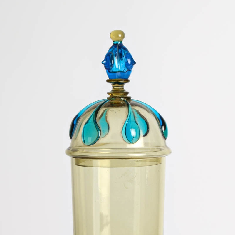 Detail a: Deckelpokal aus Glas, Murano, Anfang 20.Jh., rauchfarbenes Glas mit blauen Aufschmelzungen, H. 42 cm