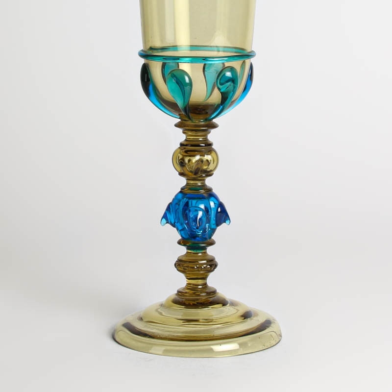 Detail b: Deckelpokal aus Glas, Murano, Anfang 20.Jh., rauchfarbenes Glas mit blauen Aufschmelzungen, H. 42 cm