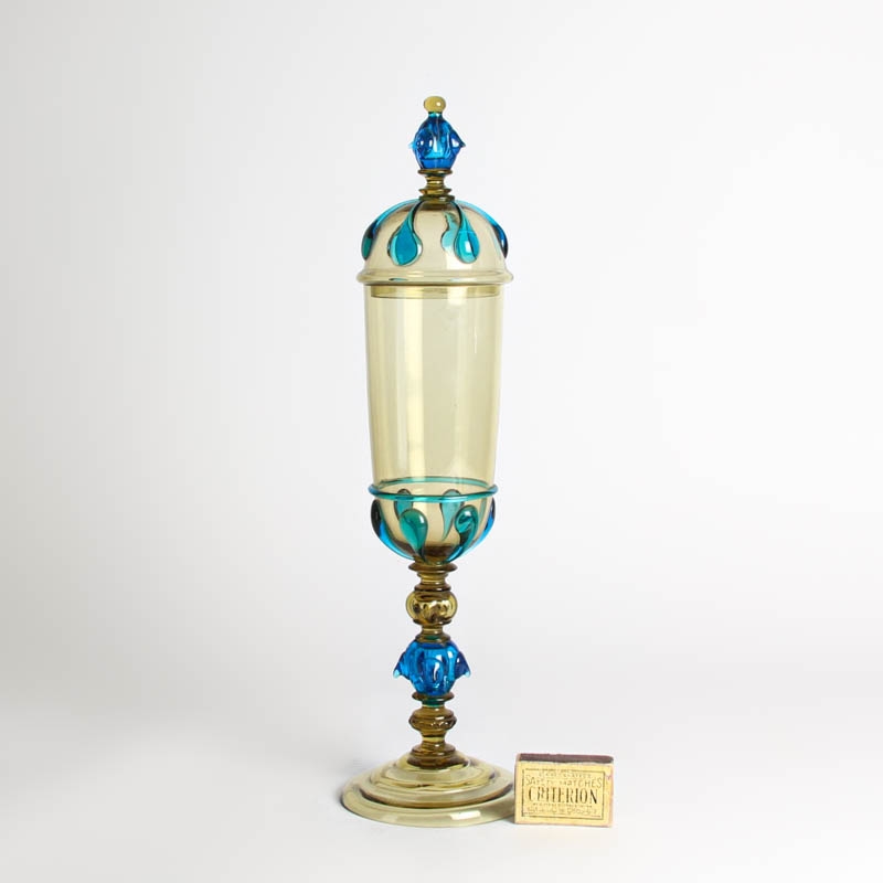Detail c: Deckelpokal aus Glas, Murano, Anfang 20.Jh., rauchfarbenes Glas mit blauen Aufschmelzungen, H. 42 cm