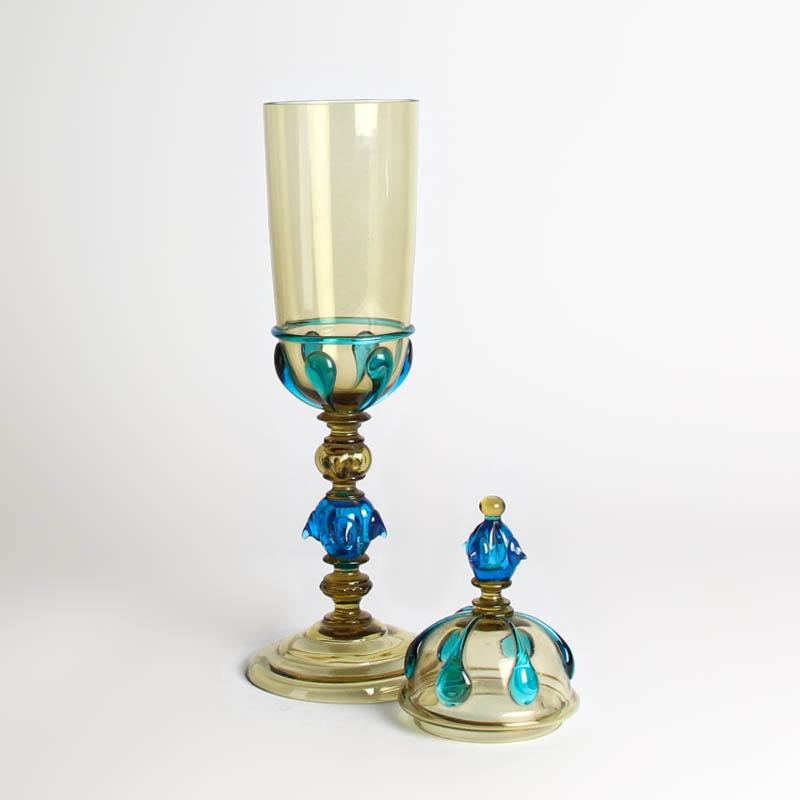 Detail d: Deckelpokal aus Glas, Murano, Anfang 20.Jh., rauchfarbenes Glas mit blauen Aufschmelzungen, H. 42 cm