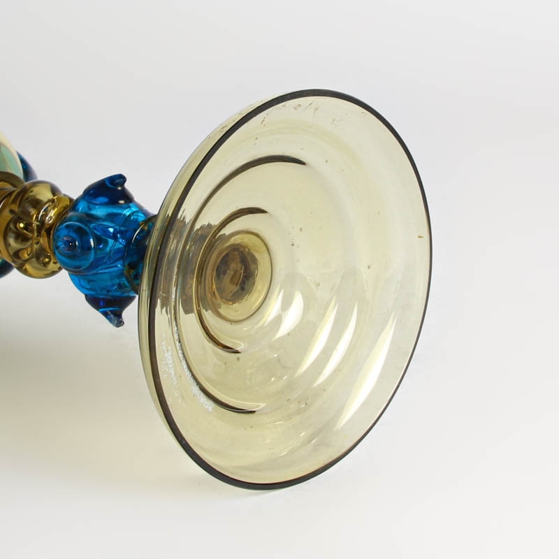 Detail f: Deckelpokal aus Glas, Murano, Anfang 20.Jh., rauchfarbenes Glas mit blauen Aufschmelzungen, H. 42 cm