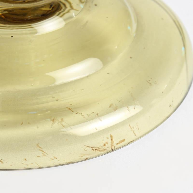 Detail g: Deckelpokal aus Glas, Murano, Anfang 20.Jh., rauchfarbenes Glas mit blauen Aufschmelzungen, H. 42 cm