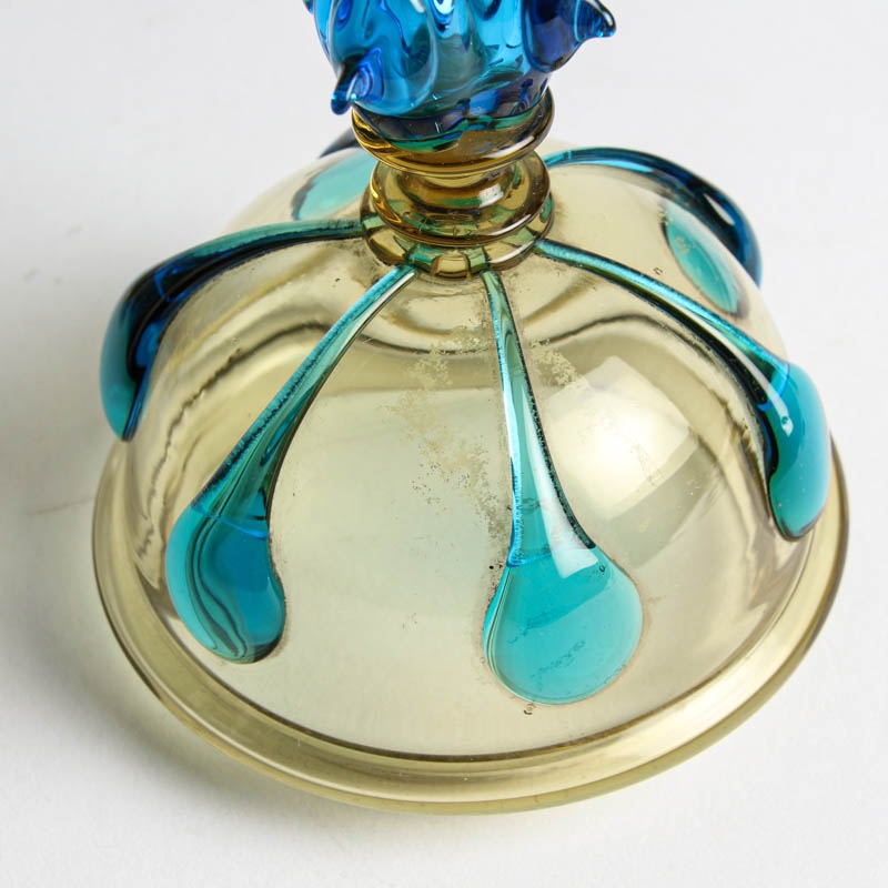 Detail h: Deckelpokal aus Glas, Murano, Anfang 20.Jh., rauchfarbenes Glas mit blauen Aufschmelzungen, H. 42 cm