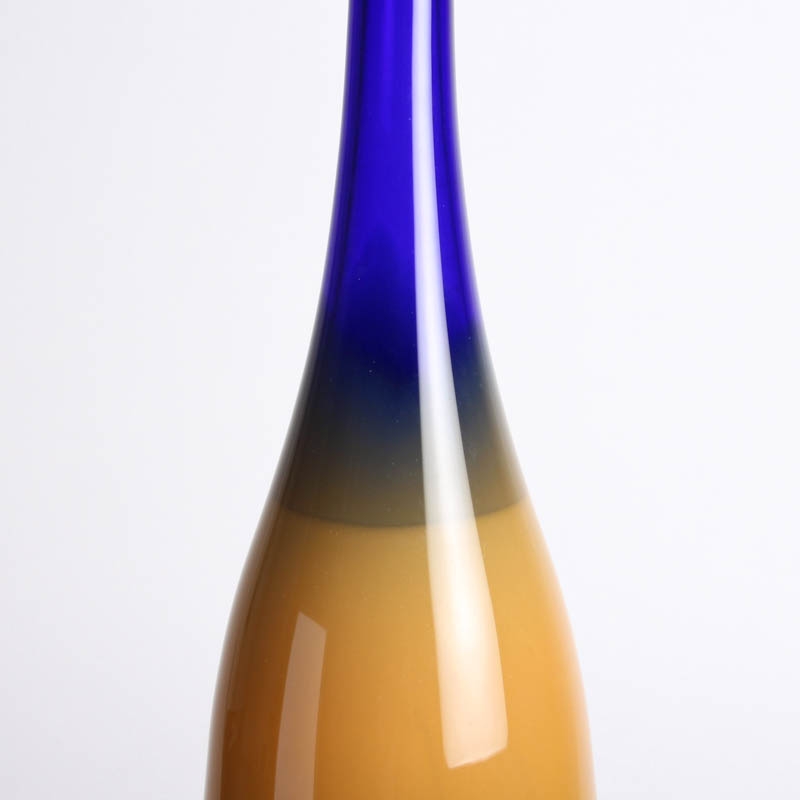 Detail c: Flaschenvase "Serica", Floris Meydam (1919 Leerdam-2011, farbloses Glas blau und ockerfarben unterfangen, H. ca. 45cm