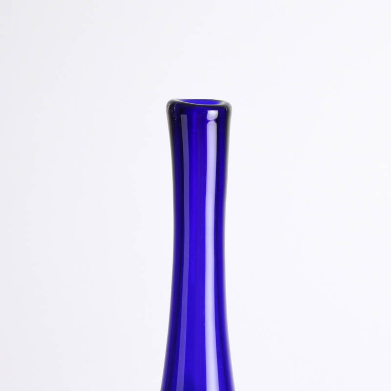 Detail d: Flaschenvase "Serica", Floris Meydam (1919 Leerdam-2011, farbloses Glas blau und ockerfarben unterfangen, H. ca. 45cm